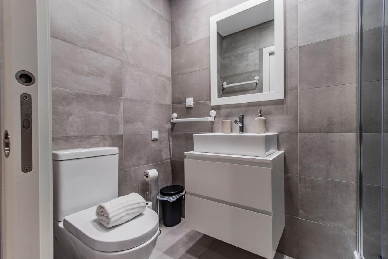 Sweet Studio Apartment W/ Big Balcony By Lovelystay Porto Exterior foto